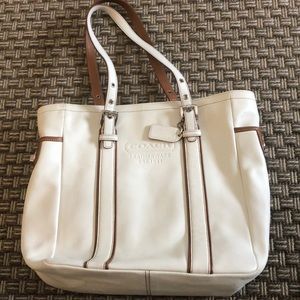 White leather coach shoulder bag.